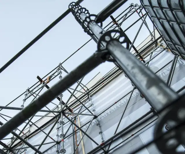 Rusztowania budowlane: przewodnik po rodzajach, przepisach i bezpieczeństwie