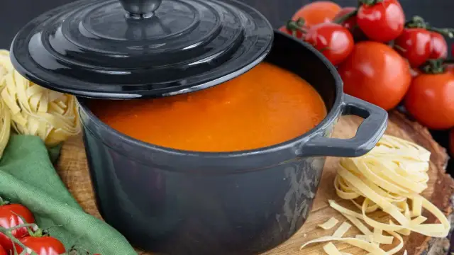 Jak złagodzić ostrą zupę? 5 trików, które uratują Twoje danie!