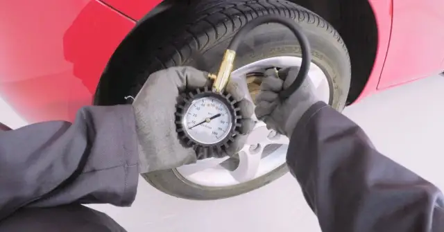 Jak sprawdzić ciśnienie w oponach na stacji benzynowej i uniknąć problemów