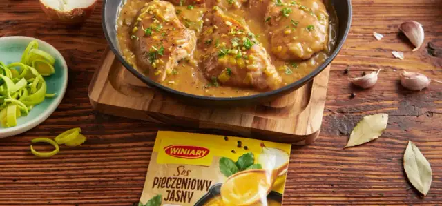 Pierś z indyka w sosie: sekret soczystości i prosty przepis