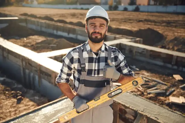Ile zarabia budowlaniec? Zaskakujące różnice w wynagrodzeniach!