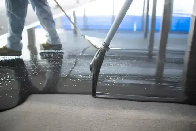 Wylewka samopoziomująca szybkoschnąca: Ile schnie i jak przyspieszyć?