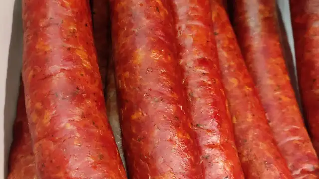 Tradycyjna kiełbasa dziadka Tadka – sekrety smaku i przygotowania