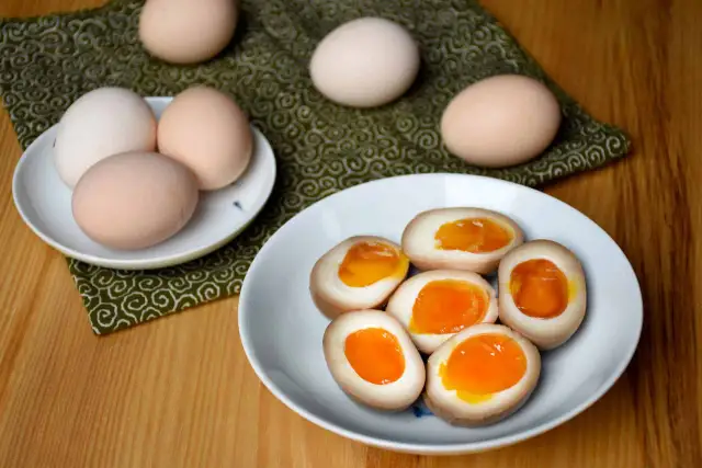 Ajitsuke Tamago: Sekret idealnego jajka do ramenu z płynnym żółtkiem