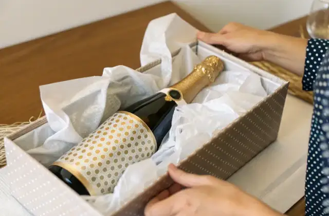 Pakowanie wódki na prezent: Pomysły DIY i personalizowane perełki