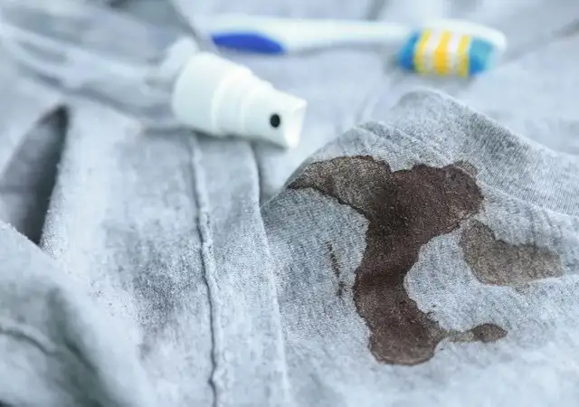 Motoröl flecken entfernen: Effektive Methoden für saubere Kleidung