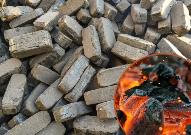Stos torfowego brykietu, a w tle żarzący się ogień. Co lepsze brykiet torfowy czy drzewny?