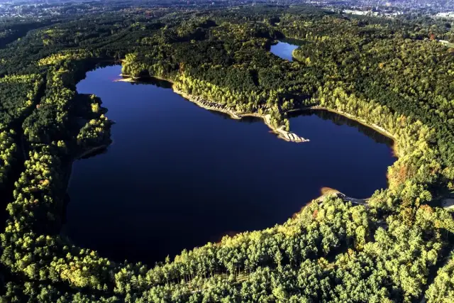 Malownicze jeziora otoczone lasem, idealne na trasę rowerową w Sierakowicach.