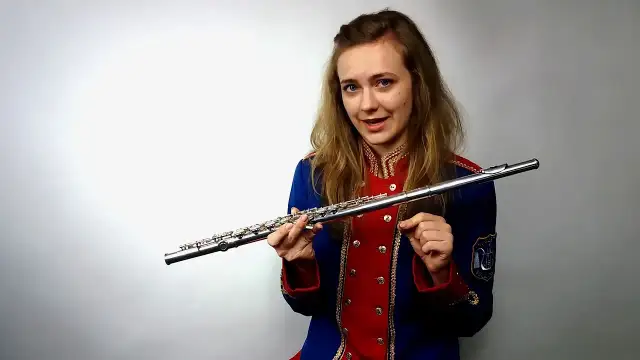 Dlaczego flet poprzeczny jest instrumentem dętym drewnianym mimo metalu?