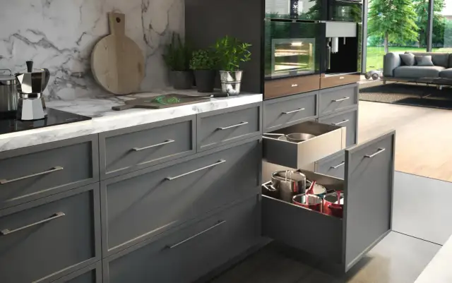 Szuflady w kuchni DIY: Przerób szafki i zyskaj idealny porządek!