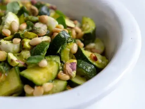 Salade de courgettes froides: mes astuces pour une texture parfaite