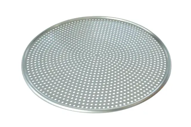 Blacha do pizzy: perforowana czy pełna? Która da chrupki spód?