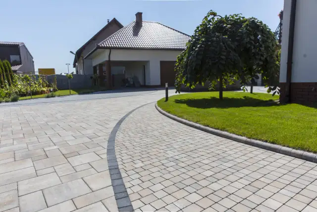 Kostka brukowa przed domem - Jak wybrać trwały układ i uniknąć błędów?