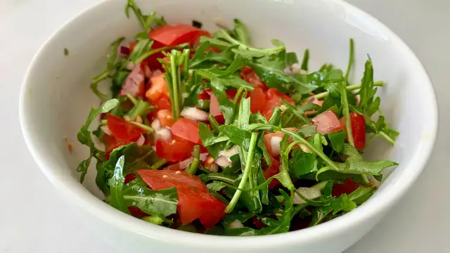 Mediterraner Rucola-Tomaten-Salat: Einfaches Rezept & Tipps