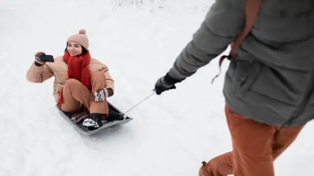 Gdzie na sanki w góry? Odkryj najlepsze stoki i bezpieczną zabawę!