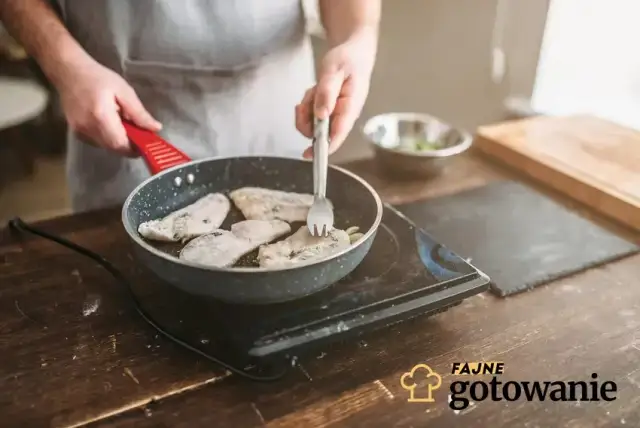 Kiedy solić rybę do smażenia? Sekret soczystości i chrupkości