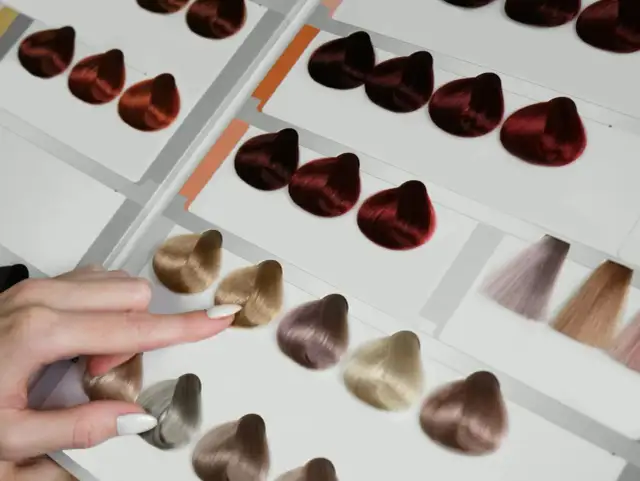 Jaki kolor włosów do bladej cery? Odkryj idealne odcienie dla siebie