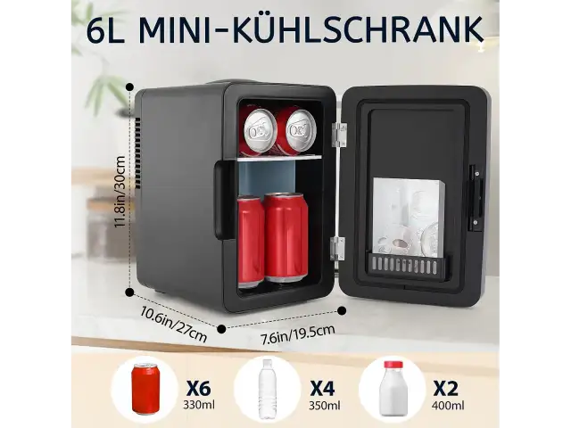 Czarna, otwarta mini lodówka z napojami w puszkach i butelkach, z wymiarami.