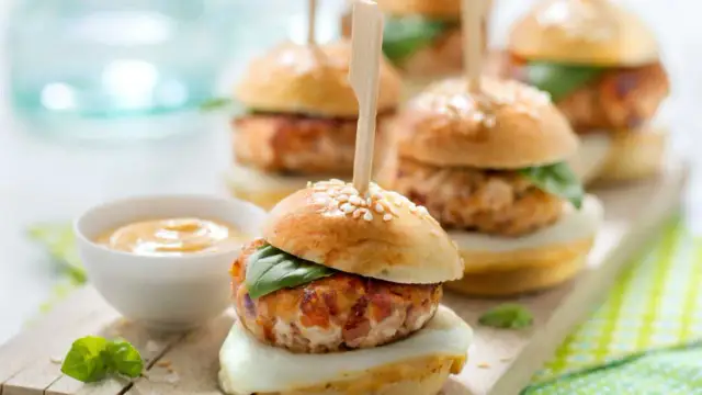 Recette mini burgers poulet froid : l'apéro gourmand sans stress