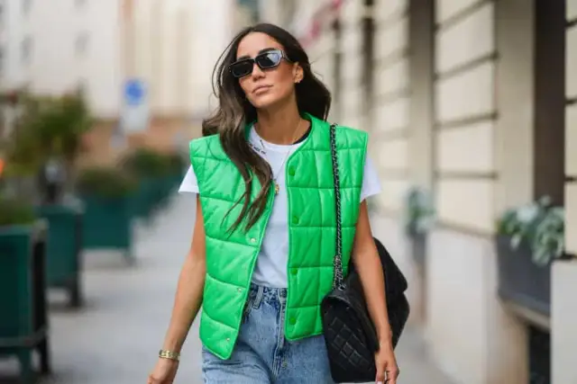 Jak nosić bezrękawnik damski? Proste stylizacje na każdą okazję i typ sylwetki