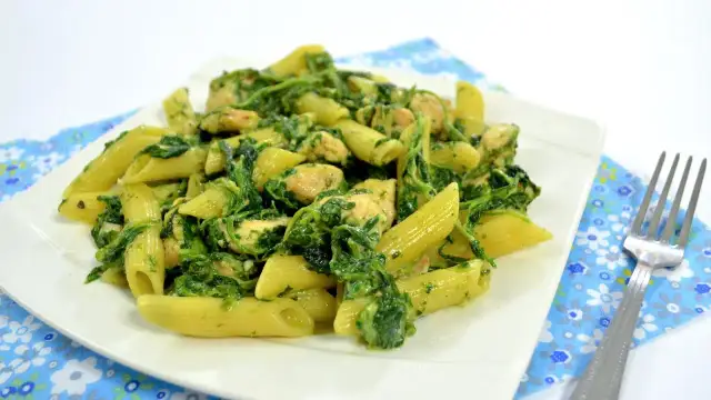 Jak zrobić makaron ze szpinakiem i kurczakiem w prosty sposób