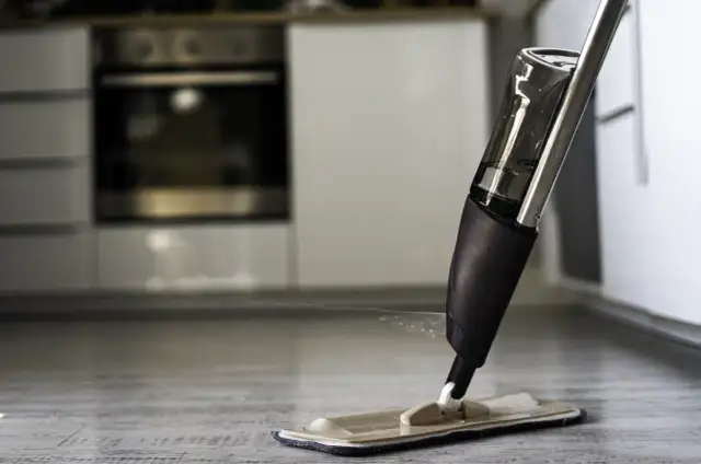 Mop ze spryskiwaczem: Gdzie kupić i na co zwrócić uwagę?