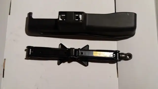 Gdzie jest lewarek w toyocie yaris 3? Oto, co musisz wiedzieć