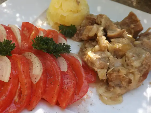 Jak zrobić świeżonkę z mięsa wieprzowego – tradycyjny przepis na smakowite danie