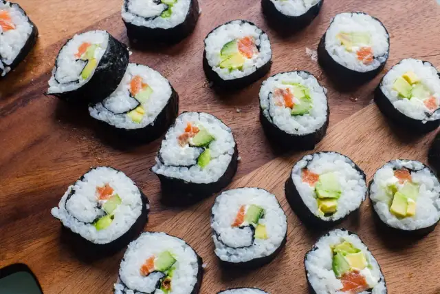 Ile ryżu na rolkę sushi? Oto ile naprawdę potrzebujesz!