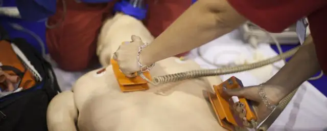 Gdzie AED? Kluczowe zasady lokalizacji defibrylatora dla ratowania życia