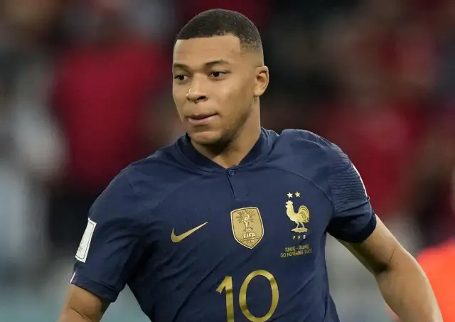Ile Mbappé zarabia tygodniowo? Rozkładamy jego fortunę na czynniki pierwsze