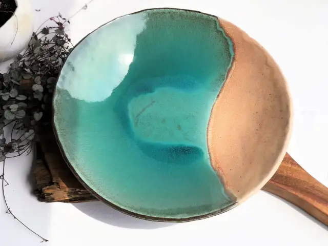 Piękna patera ceramiczna w odcieniach turkusu i beżu, przypominająca morską falę i piaszczystą plażę.