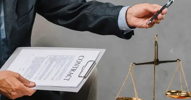 Czy adwokat jest funkcjonariuszem publicznym? Odkryj prawdę prawną