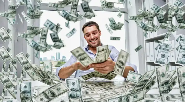 Szczęśliwy mężczyzna rzuca banknotami 100 dolarów, marząc jak zarobić 5 tys w tydzień. Pieniądze lecą z nieba.