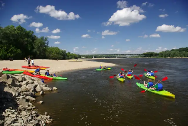 Spływ kajakowy Wisłą: Twój kompletny przewodnik po trasach i bezpieczeństwie