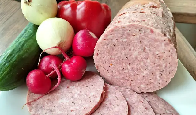 Kiełbasa tyrolska: Jak przygotować idealną wędlinę w domu