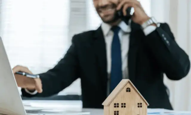 Jak sprawdzić pośrednika nieruchomości i uniknąć oszustwa?