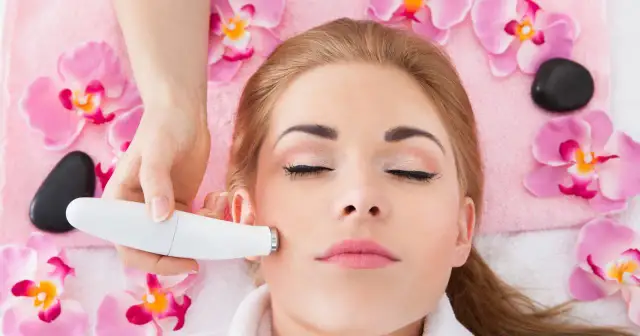 Mikrodermabrazja diamentowa: co to? Gładka skóra w zasięgu ręki!