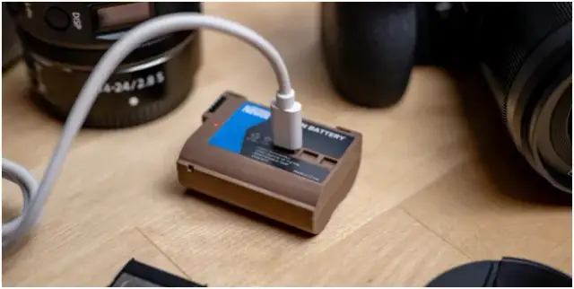 Jak naładować aparat bez ładowarki? Bezpieczne alternatywy