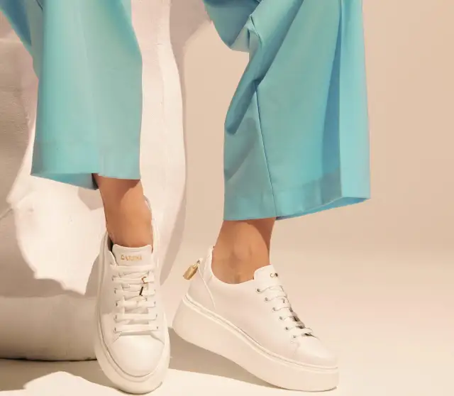 Buty do szerokich spodni: Jak dobrać idealne i zachować proporcje?