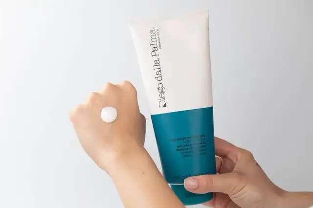 Jakie kosmetyki na wakacje? Oto, czego nie możesz zapomnieć