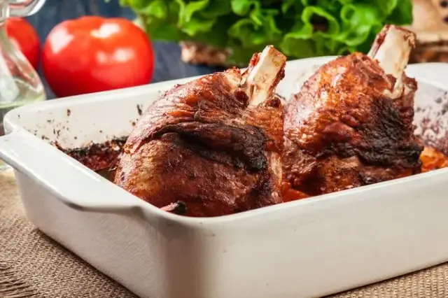 Jak zrobić golonki z indyka w piekarniku, które zachwycą każdego