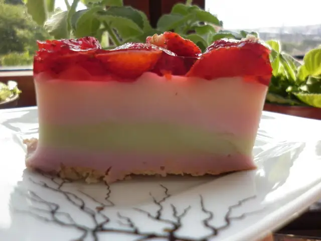 Prosty przepis na sernik na zimno z serków homogenizowanych i galaretki bez pieczenia