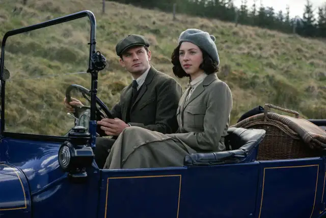 Para, krew z krwi mojej krwi, jedzie starym samochodem przez wzgórza.