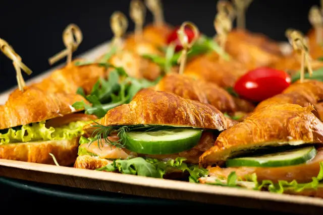 Gdzie zamówić catering? Przewodnik krok po kroku [2024]