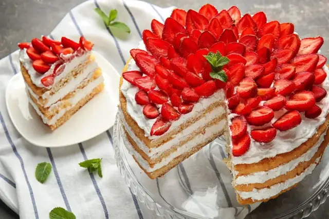 Przepisy na ciasto z truskawkami: Jak upiec idealne bez zakalca?