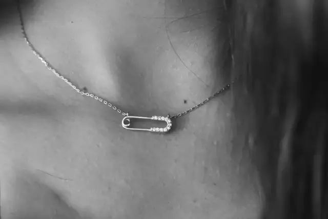 Naszyjnik z agrafką co oznacza - odkryj jego głębokie znaczenie