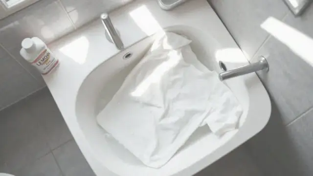 Żółta plama po wybielaczu? Usuń ją! Skuteczne metody ratunku.