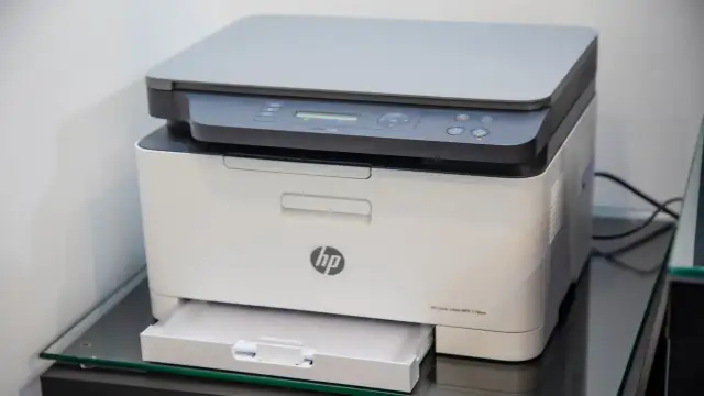Drukarka HP Color Laser MFP 178nw. Dowiedz się, jak zmienic siec w drukarce HP, aby połączyć ją z domową siecią Wi-Fi.