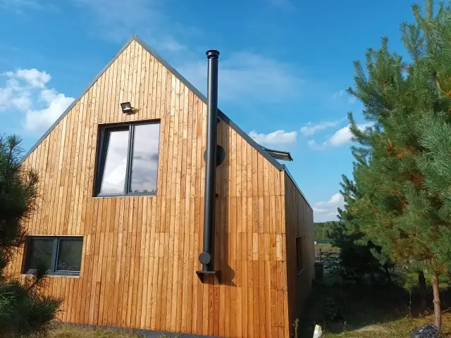 Jaki komin do domu drewnianego – wybierz bezpieczne i trwałe rozwiązanie